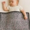 Petite couverture bébé en crochet – Gris, rose et blanc